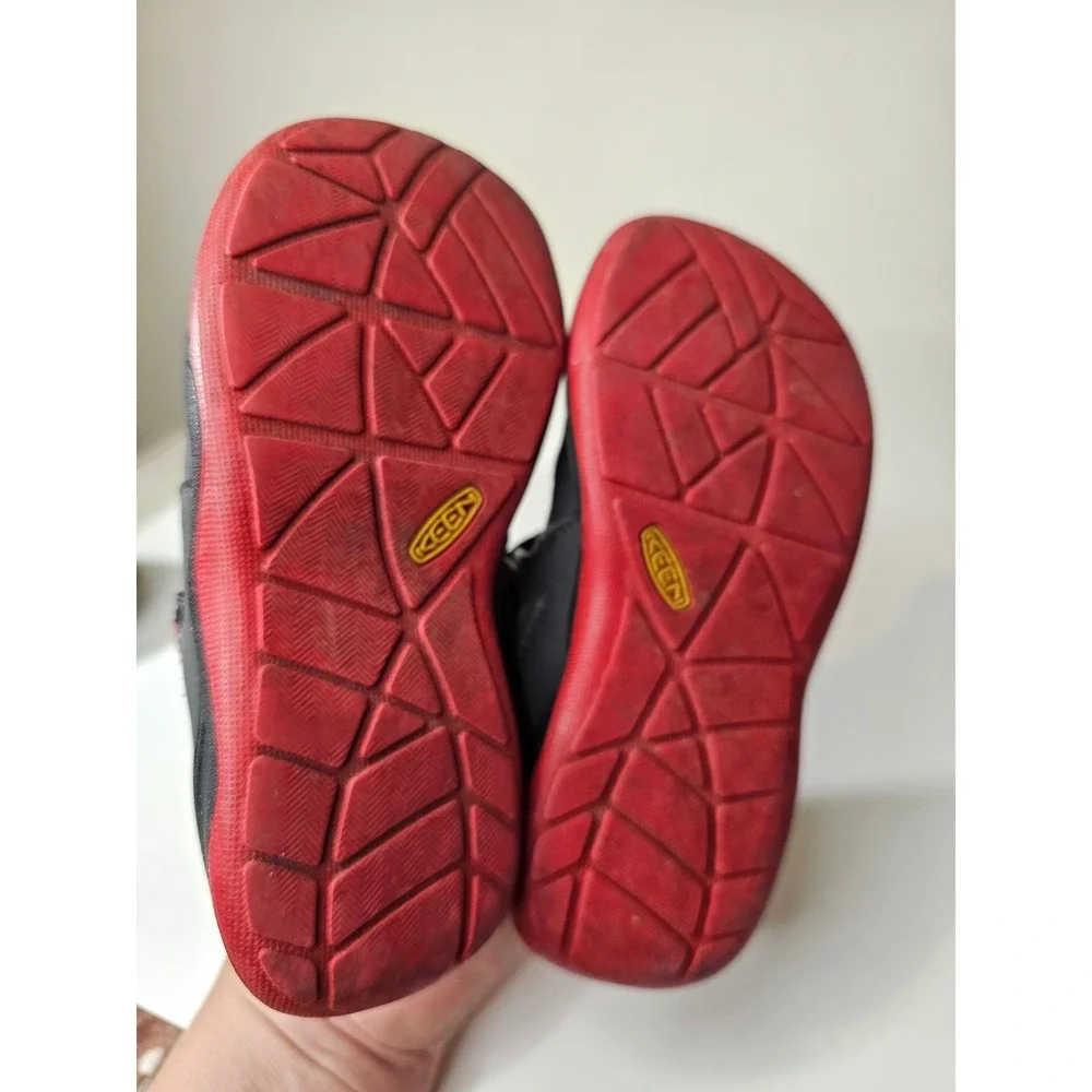Keen Moxie Sport Sandals Kids Size 13 Gray Red Chevron Straps Buckle 1